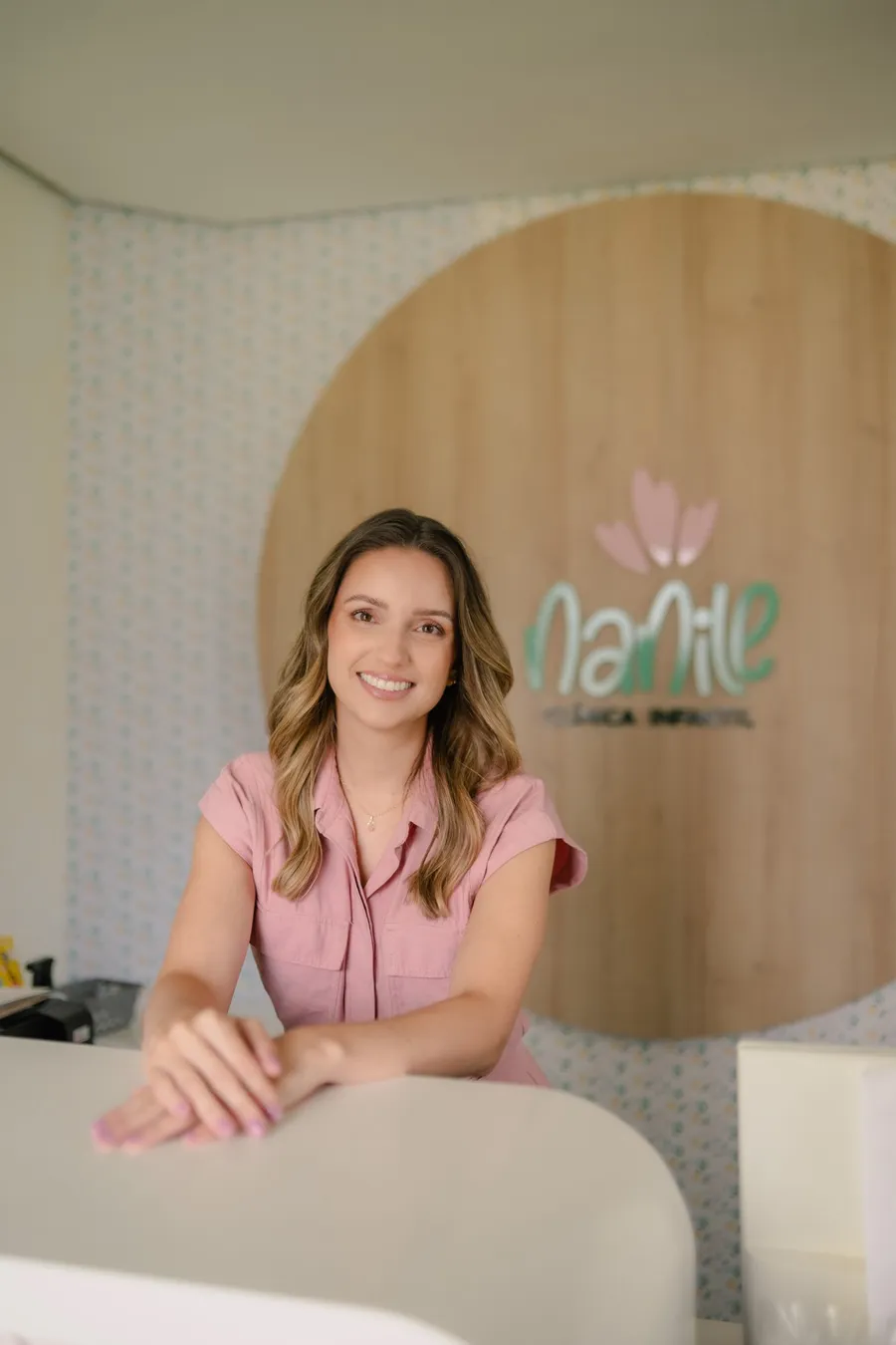 Dra. Marthina na recepção da clínica onde atende, em Santa Cruz do Sul
